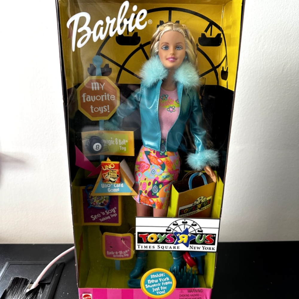 Mattel New York Toys R Us Times Square- Barbie Exclusive - Limited - NIB - 52630